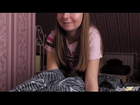 ❤️ Blondie-k bere BFF-ren sakon zurrupatzen du eta esperma jasotzen du ahoan ❤️ Pornografia gogorra gugan ❤