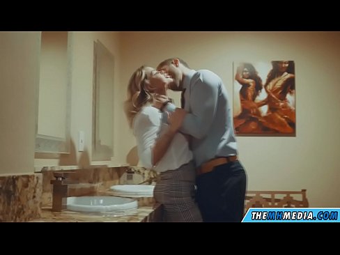 ❤️ Ilehoria busti batek komun publiko batean seduzitzen zaituenean ❤️ Pornografia gogorra gugan ❤
